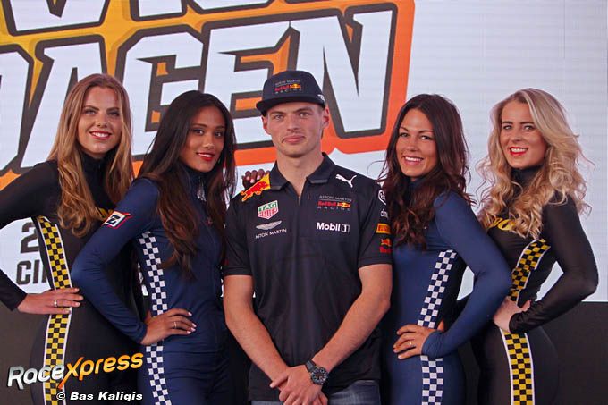 Max Verstappen met promotiebabes van Jumbo Supermarkten en Circuit Zandvoort