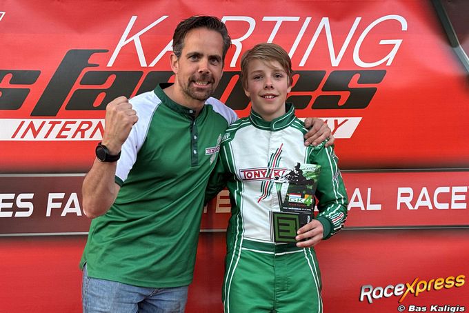 Sam Geluk met vader Rogier genieten van de kartsport en Sam pakt sterk podium
