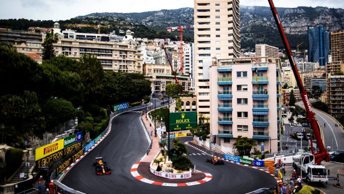Het circuit van Monaco met het wrak van de auto van Sergio Pérez tijdens de start van de Grand Prix van 2024