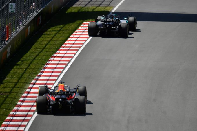 George Russell gevolgd door Max Verstappen Formule 1 Foto 3