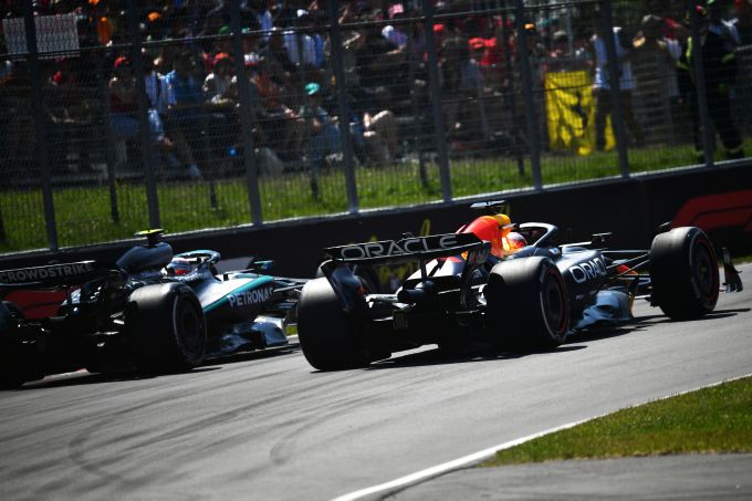 Kimi Antonelli en Max Verstappen F1 Mercedes Foto 2 actie track bron foto: Red Bull Content Pool