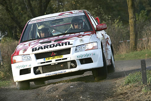 Op de valreep verzekerde Dirk Garvelink zich van de Nederlandse titel in de standaardklasse. Navigator in de Mitsubishi Lancer Evo 7 was John Verschuuren.