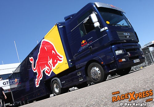 FOTO s Red Bull -vrachtwagen aangekomen in Zandvoort Vettel is er 