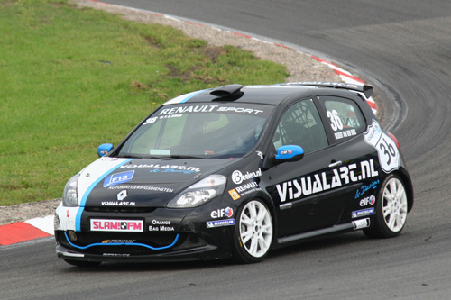 Wilbert van den Burg overleeft hectische Clio Cup-race