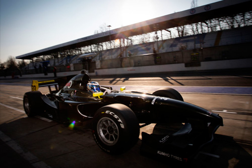 Chris van der Drift stormt naar tweede plaats bij Auto GP World Series in Monza