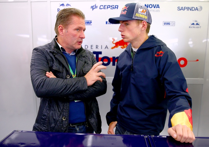 FOTO s Max Verstappen met vader Jos in de pitbox van Toro Rosso 