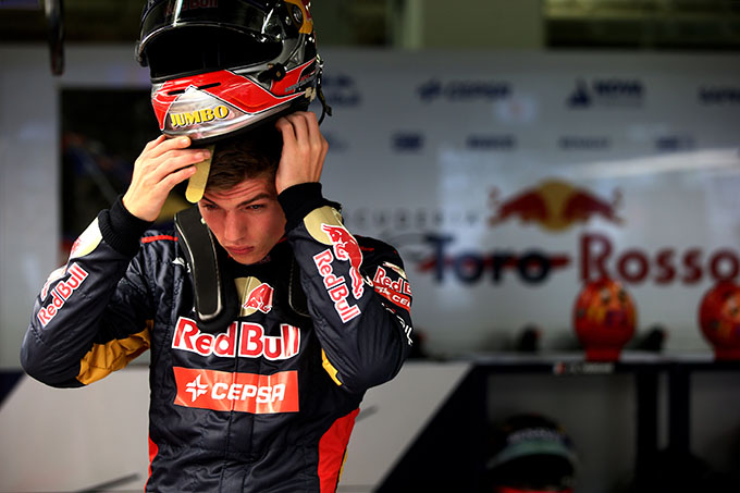 Baan Ga door vloeistof Sebastian Vettel maakt grappen; Max Verstappen slaat terug: "Genieten van  de passagiersstoel" | RaceXpress