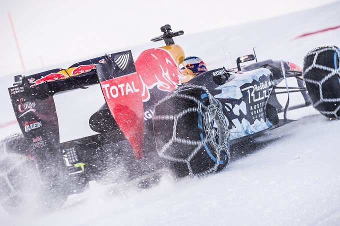 FOTO'S: Sneeuwpret met een Formule 1 voor Max Verstappen ...