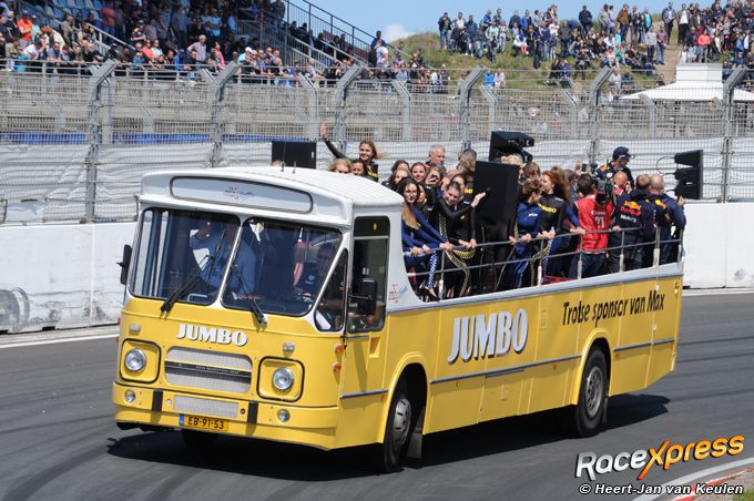 Max Verstappen on tour met heel team mooie Jumbo pitspoezen