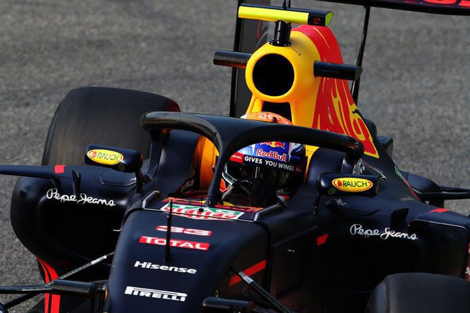 Max Verstappen gaat Halo te lijf met een slijptol!