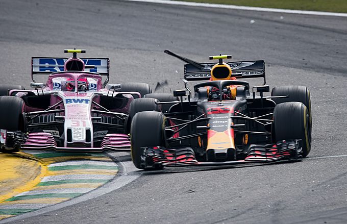 Ocon ramt zijn Force India in de RB14 van Verstappen