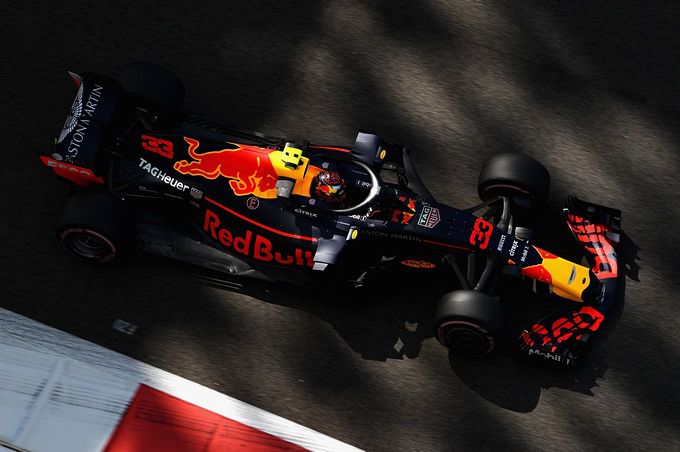 Max Verstappen windt zich op &quot;Wij zitten nu al heel lang om de tafel