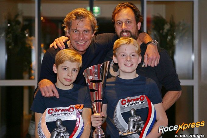 Tim en Nick Gerhards met vader Peter en coach Mike Koene