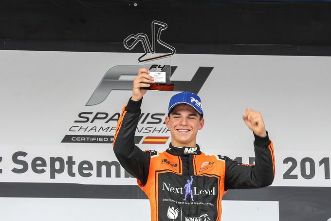 Glenn van Berlo ijzersterk uit zomerstop: twee overwinningen in Formule 4!