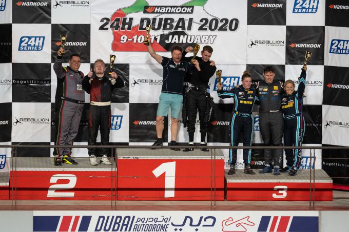 Dennis de Borst en Lorenzo van Riet links pakken podium in WEK 6H DUBAI New Years Nightrace