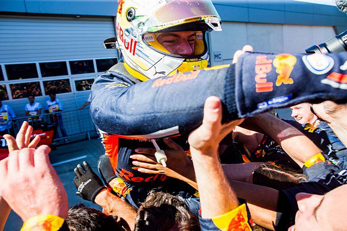 Max Verstappen viert feest met Red Bull crew na zege in Grand Prix van Oostenrijk