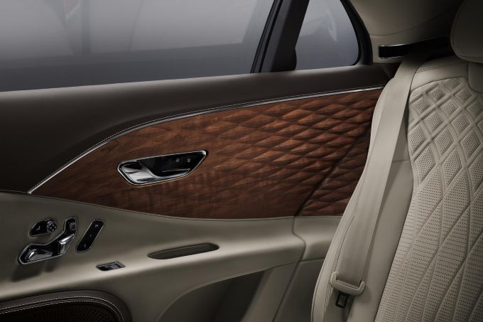 3D-houtafwerking voor de Bentley Flying Spur