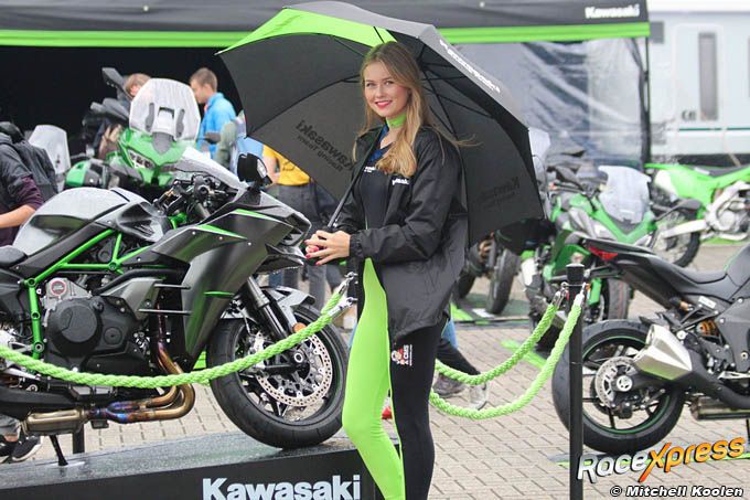 Umbrella girls Kawasaki: beauty and the mean machine