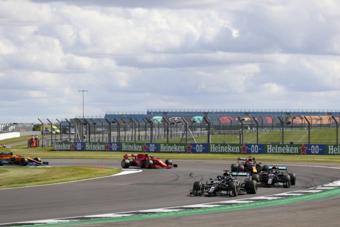Hamilton voert F1 veld aan in Silverstone