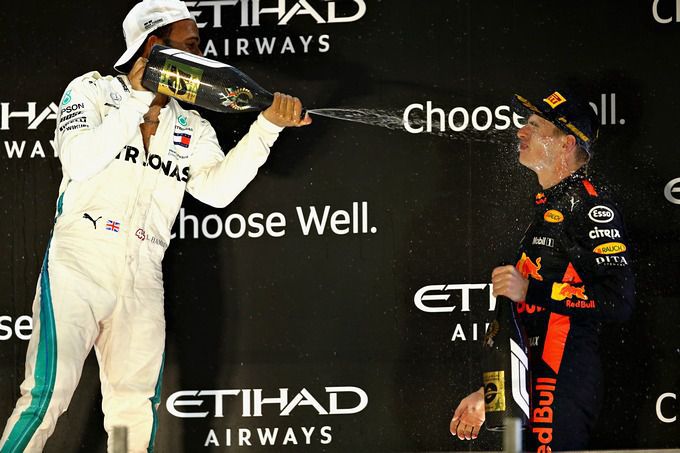 Lewis_Hamilton_en_Max_Verstappen_F1_champagne