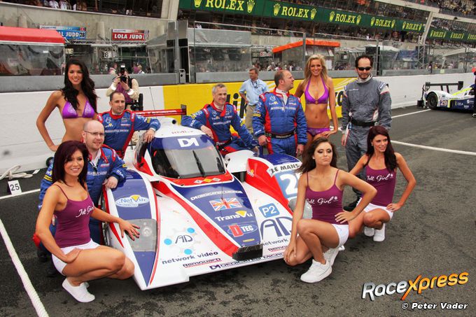 24H of Le Mans Grid girl. Sommige autocoureurs zijn afgeleid