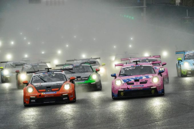 Porsche Mobil 1 Supercup Spa-Francorchamps vol veld in de regen