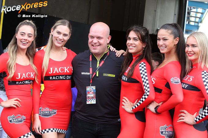 Dartkoning Mighty Michael van Gerwen Grid girls