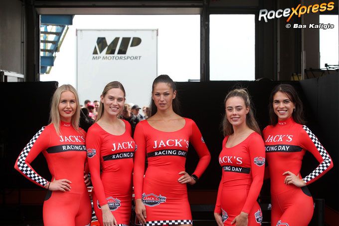 Grid girls gespot tijdens de Jack's Racing Day op het TT-circuit van Assen