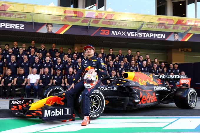 George Eliot Monumentaal Actief FOTO'S: Red Bull maakt teamfoto's met complete crew, Sergio Perez en Max  Verstappen | RaceXpress