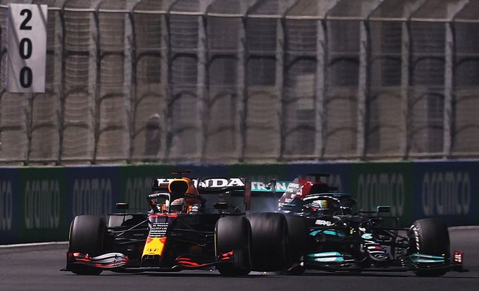 Max Verstappen versus Lewis Hamilton