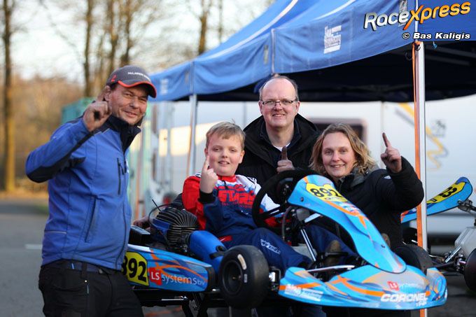 Temmo Koopmans met ouders en teambaas Bjorn Bakker team SignMind Racing
