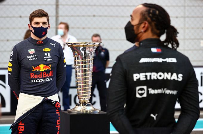 Verrijken nerveus worden manipuleren Lewis Hamilton en Max Verstappen schuiven aan bij persconferentie van de F1  | RaceXpress