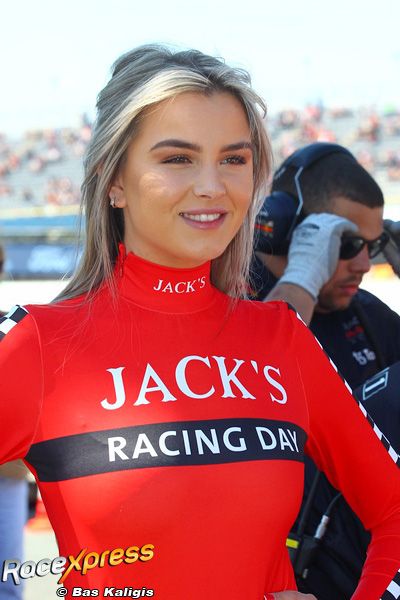 Foto Racebabe Stralend Op De Grid Racexpress