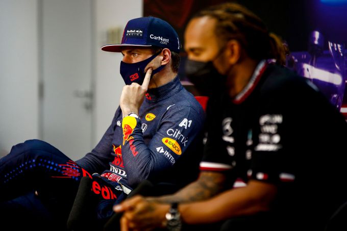 Max_Verstappen_en_Lewis_Hamilton_Bahrein_2021_bedenkingen