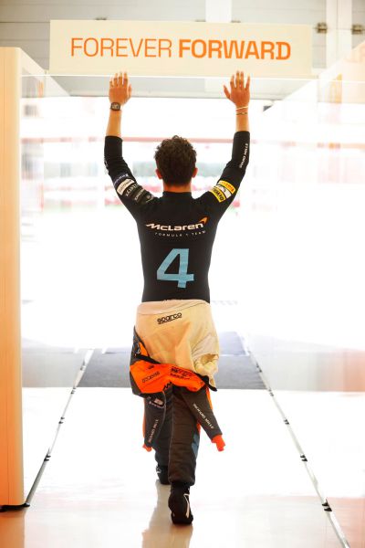 Oscar_Piastri_forever_forward