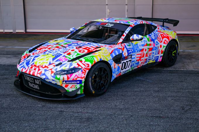 Aston Martin Vantage AMR GT4 Art Car The Power of Language foto 1