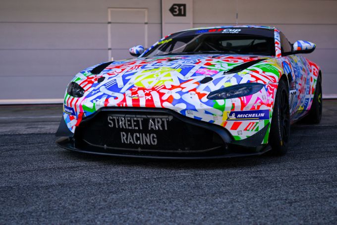 Aston Martin Vantage AMR GT4 Art Car The Power of Language foto 4