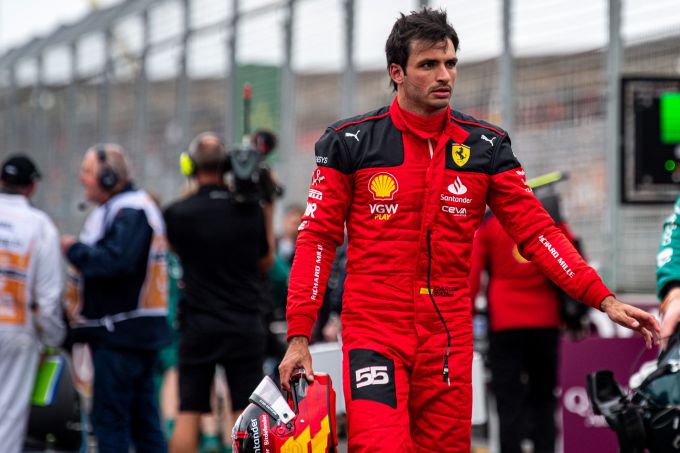 FIA oordeelt: "Sainz volledig verantwoordelijk voor de botsing met Alonso"