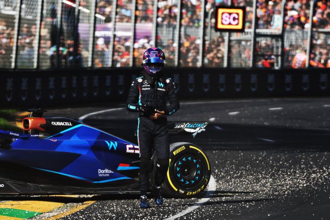 Alex Albon baalt van crash: "We hadden goede punten kunnen scoren"