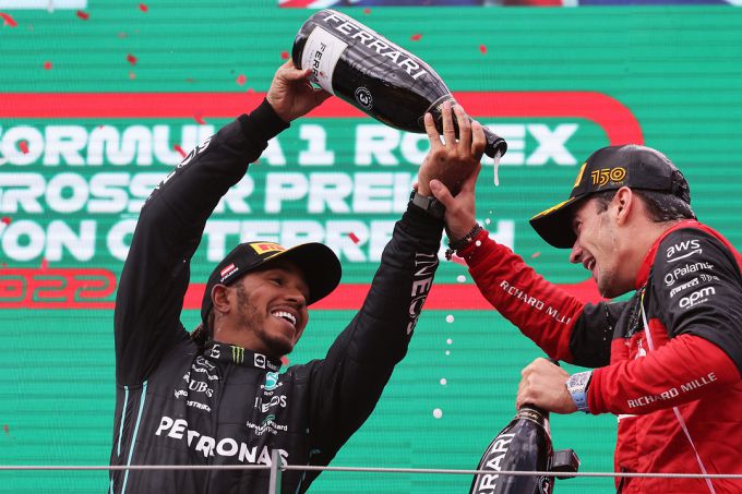 Contract Mercedes loopt eind 2023 af! Eddie Jordan wil Lewis Hamilton bij Ferrari zien: "Hij heeft verandering nodig"