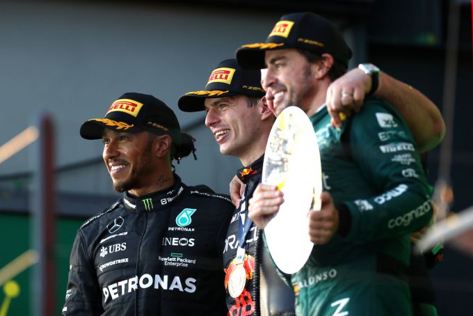 Fernando Alonso denkt stiekem aan clash tussen Max Verstappen en Sergio Perez