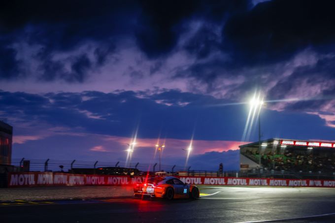 24H Le Mans 2023 - Porsche foto 14m_911_Nr86_ochtendgloren