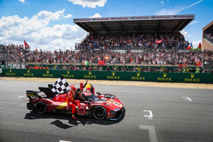 24H Le Mans 2023 Ferrari winnaar finishvlag