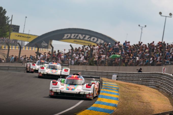 24H Le Mans 2023 - Porsche foto 1 3x Dunlop brug