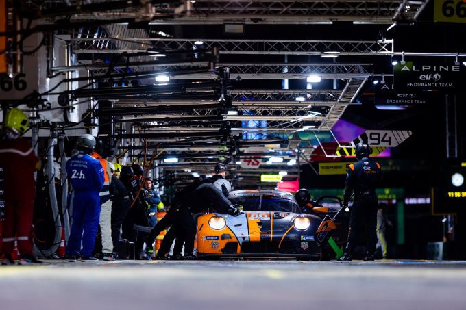 24H Le Mans 2023 - Porsche foto 23_911m_Nr86_pitstop_front_laag