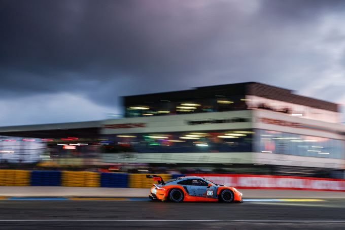 24H Le Mans 2023 - Porsche foto 25_911m_Nr86_actie_side_rechts