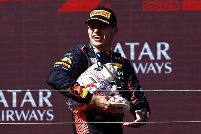 Max_Verstappen_met_trofee_op_podium F1 GP Hongarije 2023