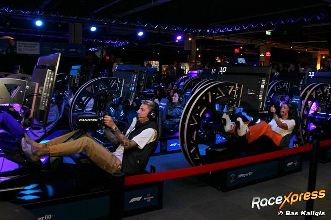 Mart Hoogkamer simracen en voelt zich Max Verstappen