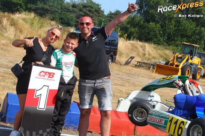 Racetalent Oliwier Mazurkiewicz met zijn ouders blij met zege op kartbaan Berghem