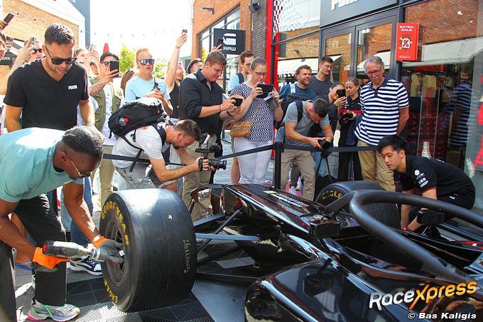 YouTuber Defano Holwijn daagt Formule 1-coureur Guanyu Zhou uit met F1-bandenwissel